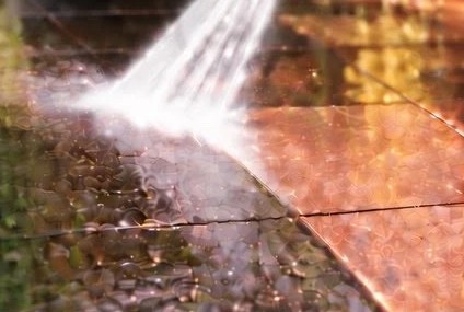 Hogedrukreiniger spuit groene aanslag van terrastegels